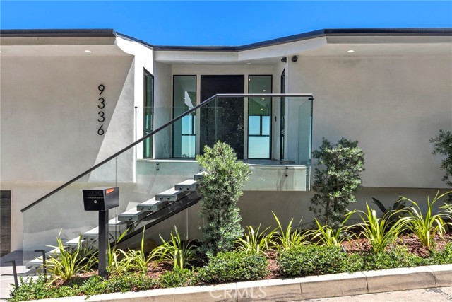 Detail Gallery Image 2 of 35 For 9336 Lloydcrest Dr, Beverly Hills,  CA 90210 - 3 Beds | 2 Baths