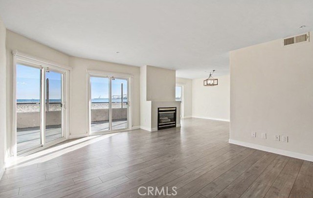 25 15th Place # 101, Long Beach, California 90802, 3 Bedrooms Bedrooms, ,2 BathroomsBathrooms,Residential,For Sale,25 15th Place # 101,CROC25040740