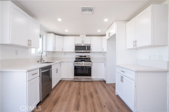 Detail Gallery Image 9 of 28 For 16195 Deeplake Ave, Palmdale,  CA 93591 - 3 Beds | 2 Baths