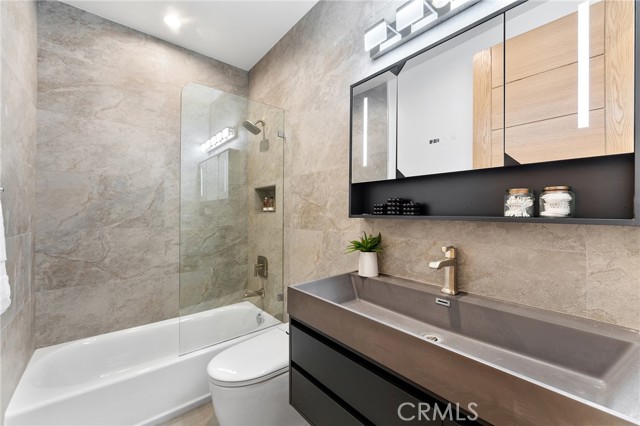 Detail Gallery Image 23 of 70 For 3932 S Minerva Ave, Los Angeles,  CA 90066 - 6 Beds | 6/1 Baths