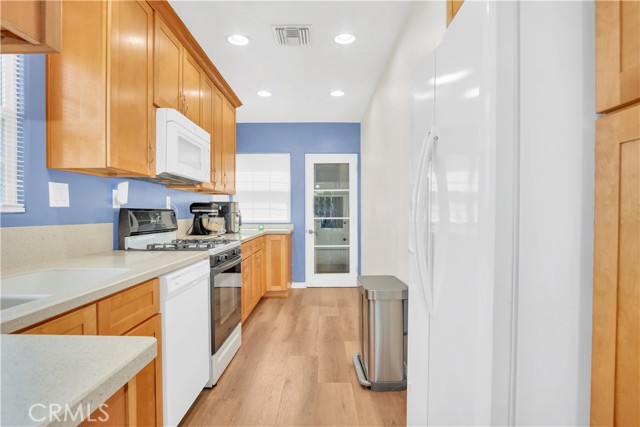 Detail Gallery Image 7 of 42 For 1343 N Whitnall Hwy, Burbank,  CA 91505 - 3 Beds | 2 Baths