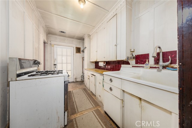 124 S Olive Avenue, Rialto CA: https://media.crmls.org/medias/9a59a6c1-454f-4095-a4a4-2ed8134754ec.jpg