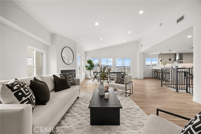 Detail Gallery Image 6 of 32 For 2391 Yorkshire Dr, Los Angeles,  CA 90065 - 3 Beds | 2/1 Baths