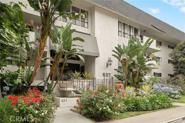 837 N West Knoll Drive, West Hollywood CA: https://media.crmls.org/medias/9a5c5ca3-fc1f-4aae-8b0e-d57477079e36.jpg
