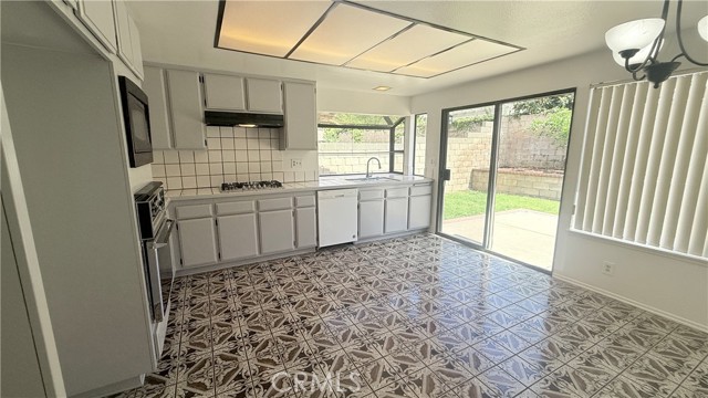 Detail Gallery Image 10 of 63 For 46 Christamon, Irvine,  CA 92620 - 4 Beds | 2/1 Baths