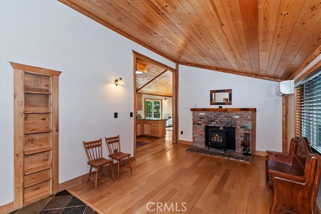 Detail Gallery Image 3 of 42 For 32765 Cougar, Arrowbear,  CA 92382 - 3 Beds | 1 Baths