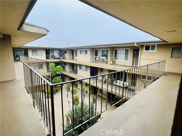 Detail Gallery Image 8 of 8 For 100 Hermosa Ave 3a,  Long Beach,  CA 90802 - 2 Beds | 2 Baths