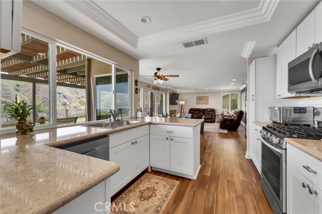 Detail Gallery Image 7 of 34 For 3074 Mountain Top, Highland,  CA 92346 - 4 Beds | 3 Baths