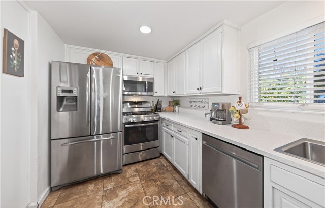 Detail Gallery Image 12 of 27 For 2794 La Praix, Highland,  CA 92346 - 4 Beds | 2 Baths