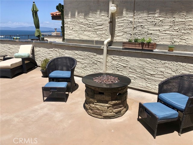 555 Esplanade, Redondo Beach CA: https://media.crmls.org/medias/9a66cf06-e364-4434-8e9d-8c00fff48018.jpg