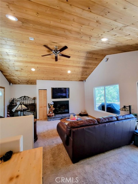 Detail Gallery Image 3 of 19 For 1053 Lausanne Dr, Crestline,  CA 92325 - 3 Beds | 2/1 Baths