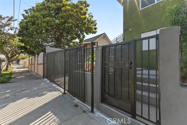 142 S Savannah Street, Los Angeles CA: https://media.crmls.org/medias/9a6d4571-a855-44ea-af4d-24a64a75b2e1.jpg