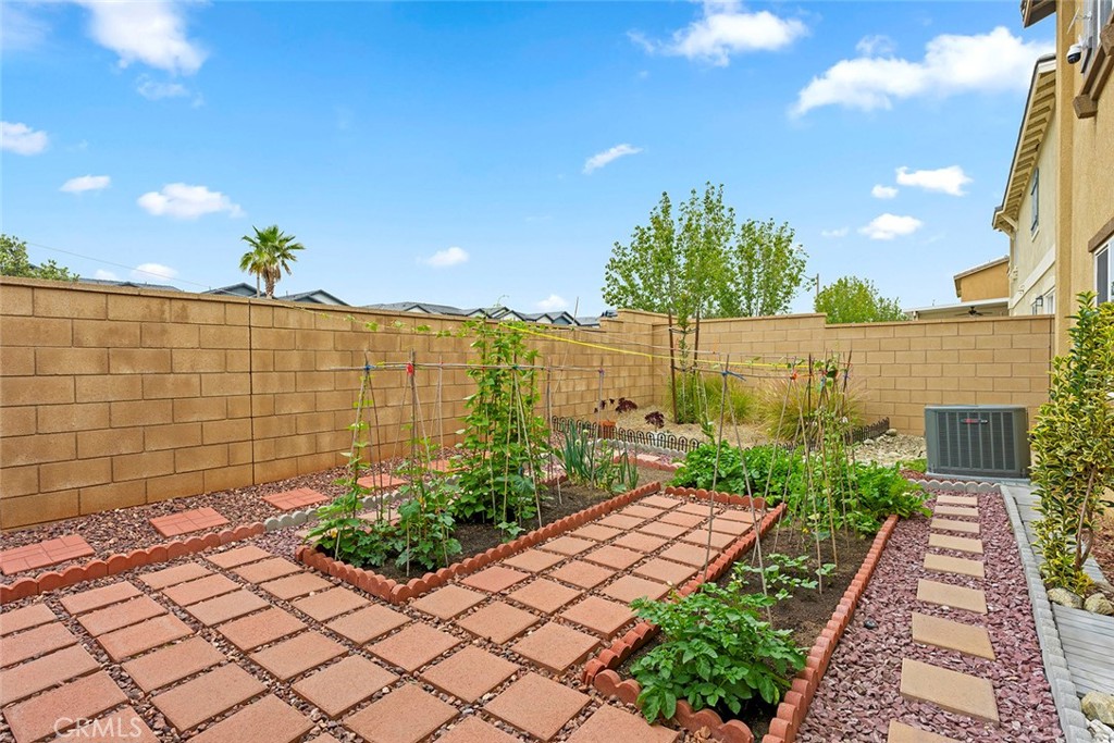 https://media.crmls.org/medias/9a6dd307-2b3a-475d-acfa-8dab58964fa0.jpg?preset=X-Large