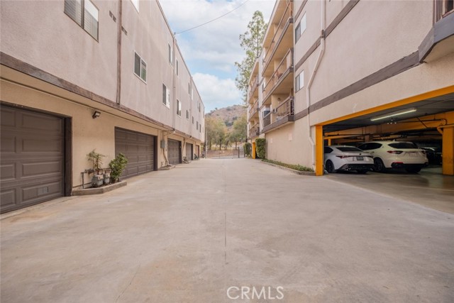 Detail Gallery Image 7 of 28 For 1745 Holly Dr #201,  Glendale,  CA 91206 - 3 Beds | 2 Baths