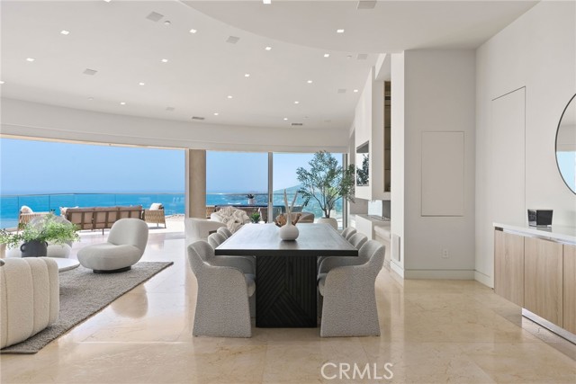 900 Gainsborough Drive, Laguna Beach CA: https://media.crmls.org/medias/9a70ae9d-a516-4f8b-9876-eb046d81f971.jpg