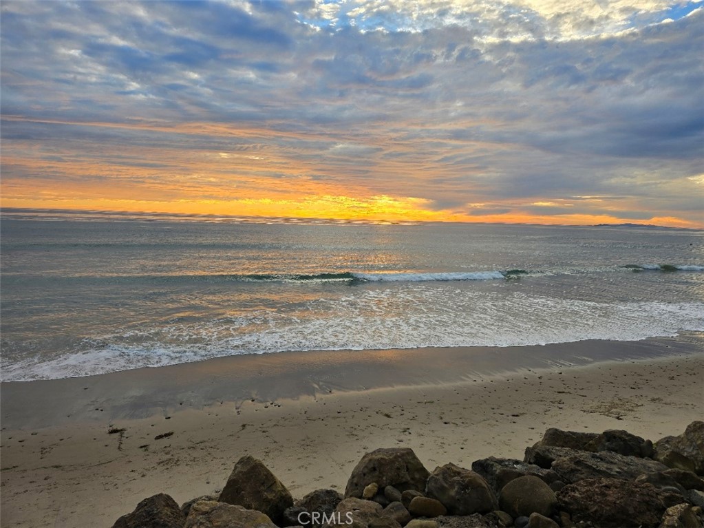 https://media.crmls.org/medias/9a719cd3-ae33-452c-a38c-ef012a4b4c37.jpg?preset=X-Large