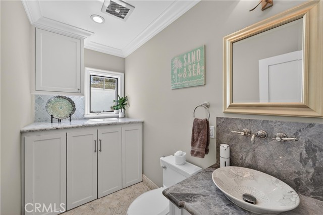 Detail Gallery Image 14 of 74 For 405 Blumont St, Laguna Beach,  CA 92651 - 5 Beds | 6/1 Baths