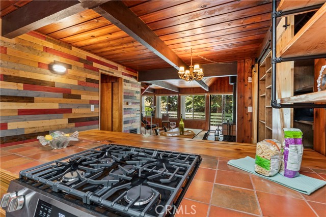 Detail Gallery Image 10 of 47 For 31115 Valley Oak Dr, Running Springs,  CA 92382 - 4 Beds | 2/1 Baths