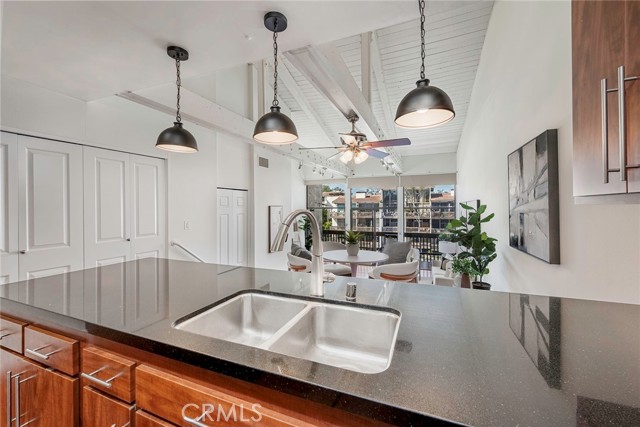 Detail Gallery Image 4 of 22 For 9331 Marina Pacifica Dr N, Long Beach,  CA 90803 - 1 Beds | 1 Baths