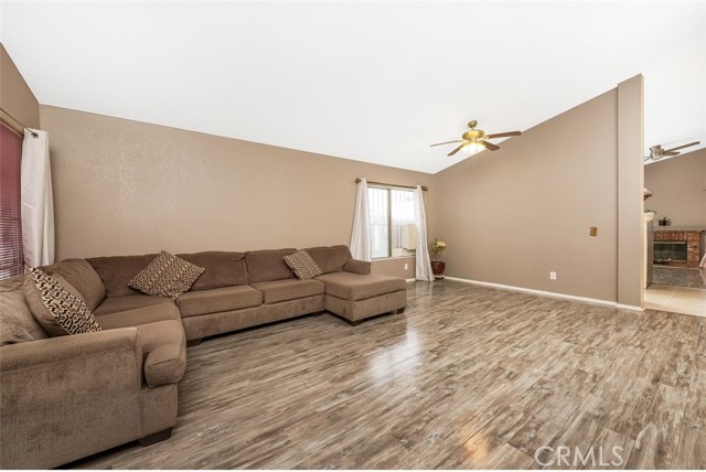 Detail Gallery Image 6 of 27 For 4035 Triton Dr, Palmdale,  CA 93552 - 3 Beds | 2 Baths