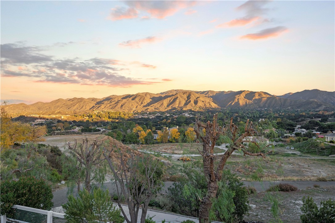 Detail Gallery Image 10 of 62 For 26945 Brooken Ave, Canyon Country,  CA 91387 - 5 Beds | 5/1 Baths