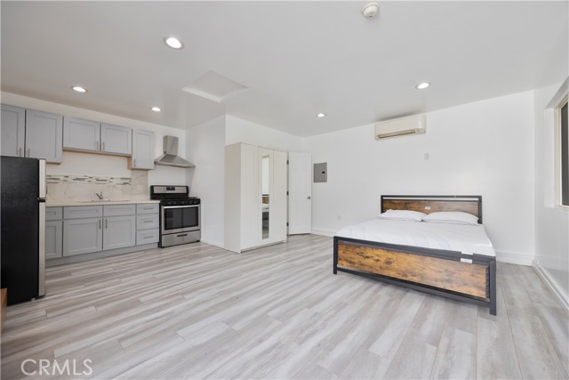 Detail Gallery Image 3 of 7 For 19140 Hartland, Reseda,  CA 91335 - 0 Beds | 1 Baths