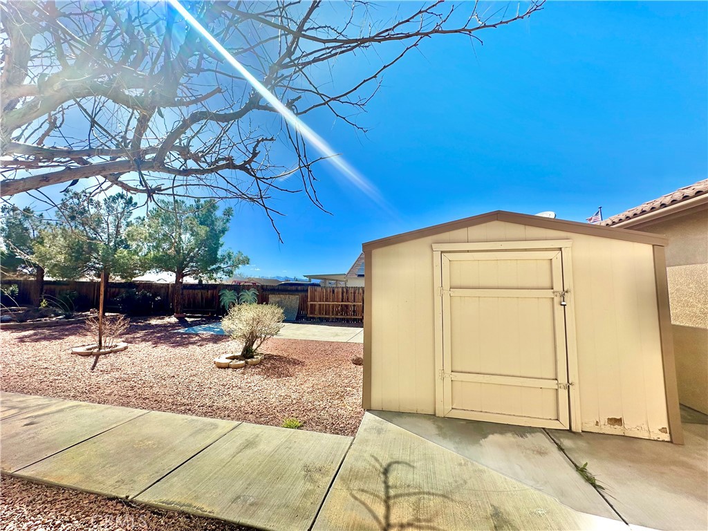 https://media.crmls.org/medias/9a7f8486-9706-4b1f-834b-9ad032be4ec8.jpg?preset=X-Large