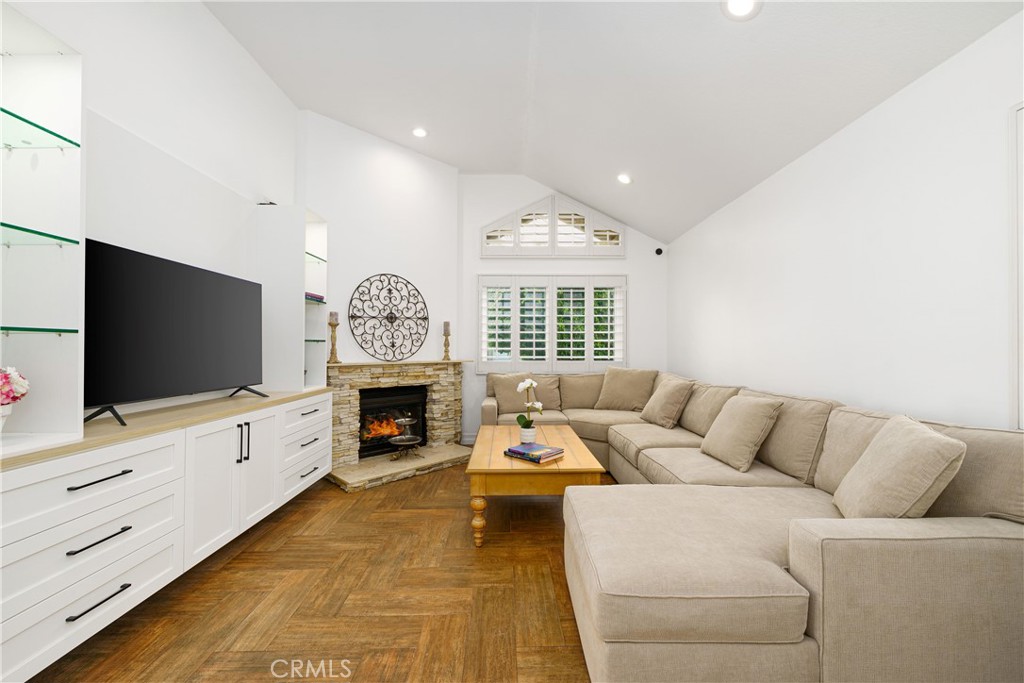 MLS #OC25233246 image #1