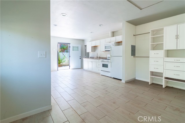 44655 Fig Avenue, Lancaster CA: https://media.crmls.org/medias/9a87dc0e-9a20-432e-9f25-eec6fd986090.jpg