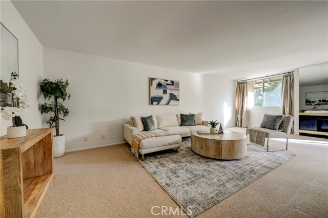 14141 Dickens, Sherman Oaks CA: https://media.crmls.org/medias/9a8abad8-1b4c-45c0-8fc8-3ddcebf364e7.jpg