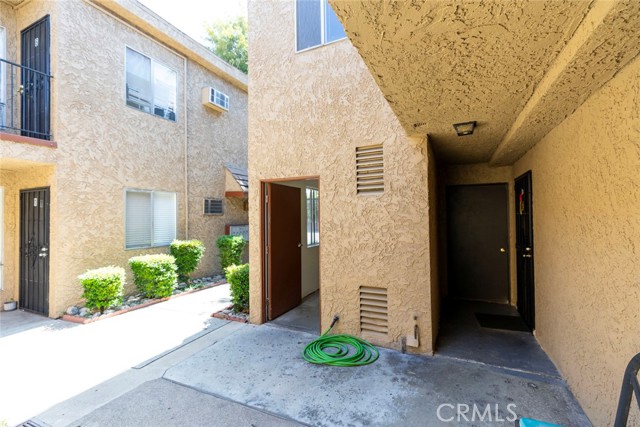 Detail Gallery Image 6 of 14 For 11341 Victory Bld, North Hollywood,  CA 91606 - – Beds | – Baths