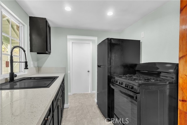 Detail Gallery Image 7 of 32 For 22789 Laurel Ln, Crestline,  CA 92325 - 1 Beds | 2 Baths