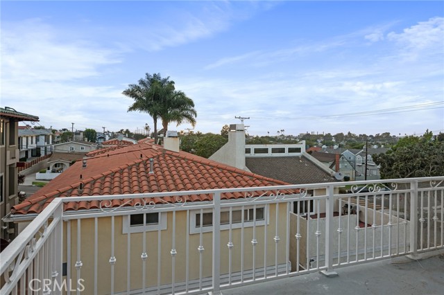 202 Lucia Avenue, Redondo Beach, California 90277, 5 Bedrooms Bedrooms, ,3 BathroomsBathrooms,Residential,Sold,Lucia,SB21191520