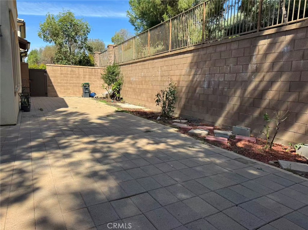 https://media.crmls.org/medias/9a934e28-07cb-43cf-a785-af0967d04928.jpg?preset=X-Large