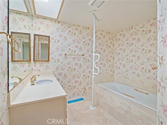 hers bathrooms.. hers bathrooms..