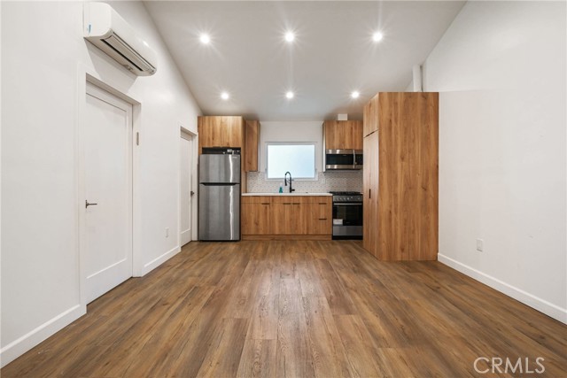 6617 Farralone Avenue, Woodland Hills CA: https://media.crmls.org/medias/9a94e482-d5b5-4050-9708-ab63fb970783.jpg