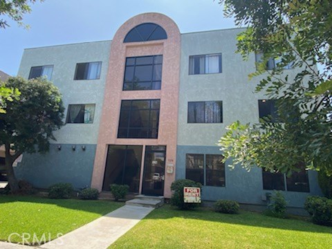 526 Oak Street Glendale, California Bright Spacious Upper Apt
2 Beds 1 Bath
Near Glendale Galleria
Wood Floor
Air conditioned
Stove
Granite Counter
Parking
Water / Trash Paid
One year lease