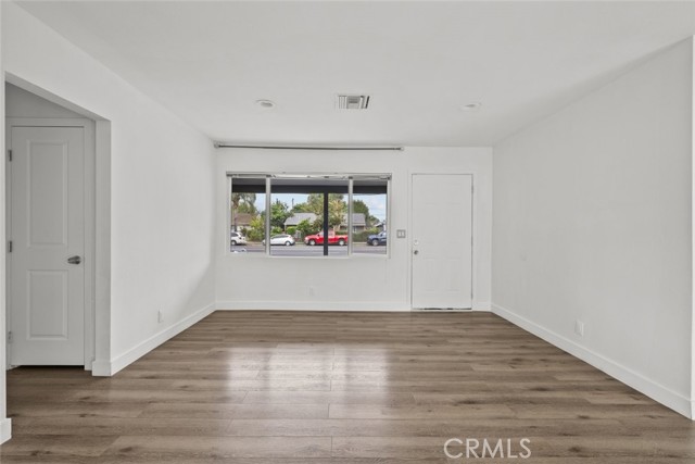 Detail Gallery Image 4 of 33 For 7952 White Oak Ave, Northridge,  CA 91325 - 2 Beds | 1 Baths