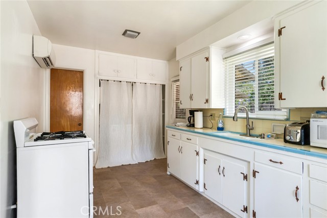 28 N Michigan Street, Redlands CA: https://media.crmls.org/medias/9a9e8d1b-a241-47fa-8c30-f7a3d8ff5739.jpg