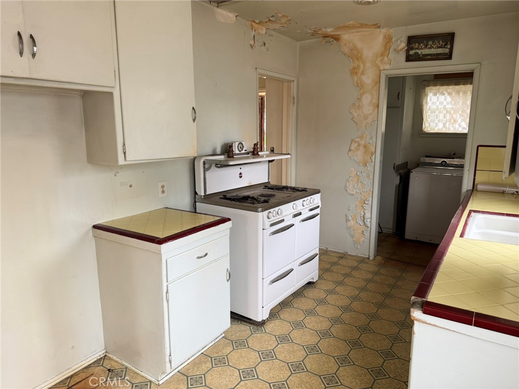 https://media.crmls.org/medias/9a9f73b5-b79f-444b-a21b-08b5175c568b.jpg?preset=X-Large