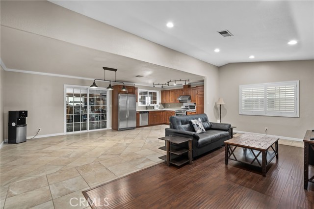 Detail Gallery Image 5 of 27 For 15691 Montgomery, Fontana,  CA 92336 - 3 Beds | 2 Baths