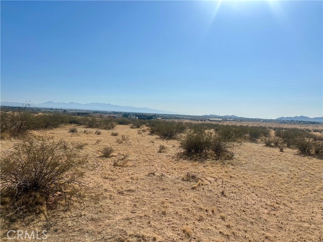 1 Shirwaun Road, Apple Valley CA: https://media.crmls.org/medias/9aa069cb-f91a-4821-a1fd-ad240540cce8.jpg