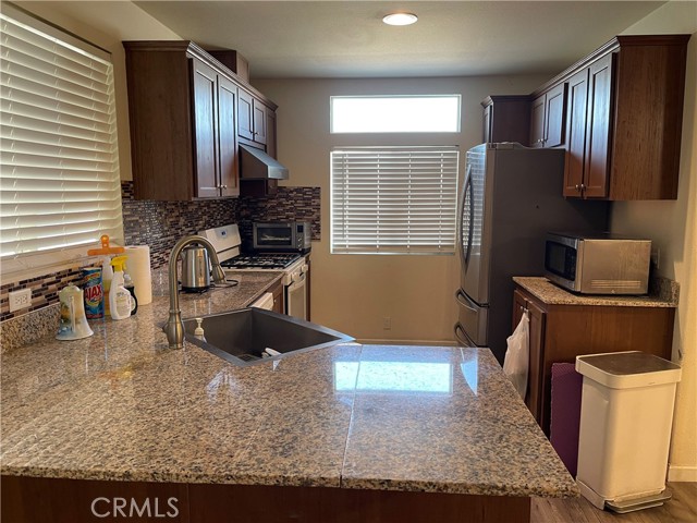 Detail Gallery Image 2 of 6 For 11733 166th, Norwalk,  CA 90650 - 2 Beds | 2 Baths