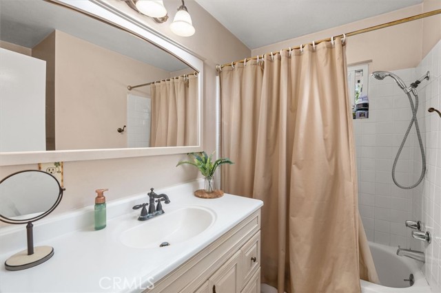 Detail Gallery Image 24 of 27 For 28044 Lacomb Dr, Canyon Country,  CA 91351 - 3 Beds | 2 Baths