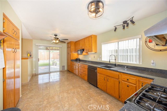 Detail Gallery Image 14 of 33 For 1907 Pepper Tree, Colton,  CA 92324 - 3 Beds | 2/1 Baths