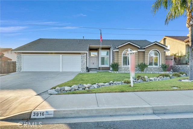 Detail Gallery Image 2 of 25 For 3916 N Flame Tree Ave, Rialto,  CA 92377 - 4 Beds | 2/1 Baths