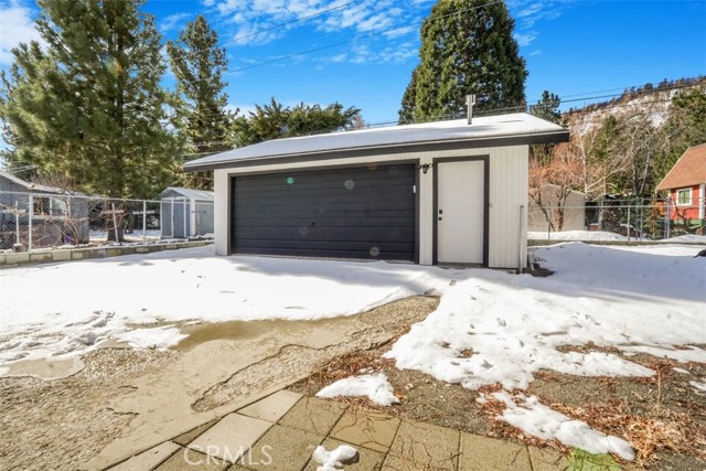 955 Apple Avenue, Wrightwood CA: https://media.crmls.org/medias/9aa45461-56d2-46ad-8a51-612472939e73.jpg
