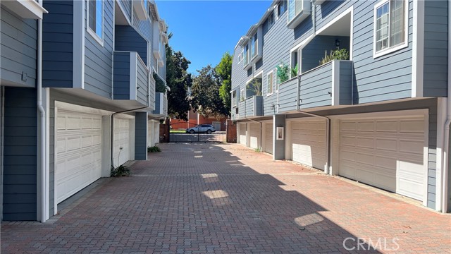 Detail Gallery Image 4 of 30 For 1830 Stoner Ave #1,  Los Angeles,  CA 90025 - 2 Beds | 2/1 Baths