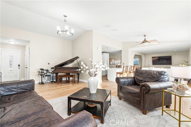 Detail Gallery Image 7 of 33 For 7590 Kemspter, Fontana,  CA 92336 - 4 Beds | 2 Baths