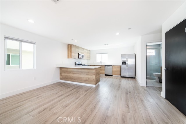 Detail Gallery Image 6 of 28 For 5020 Pickford St, Los Angeles,  CA 90019 - 3 Beds | 3 Baths